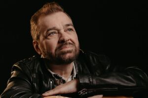 Cantor e compositor Peninha.