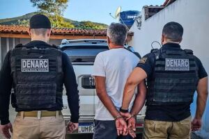 Armas, dinheiro, celulares e subst&acirc;ncia semelhante &agrave; coca&iacute;na foram apreendidos durante a opera&ccedil;&atilde;o.