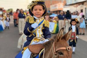 Vestido de Dom Pedro I, Valentin Dos Santos Dias participou do desfile c&iacute;vico conduzido pela m&atilde;e.