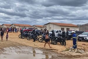 V&aacute;rias viaturas da Pol&iacute;cia Federal e Militar de Pernambuco estiveram no local.