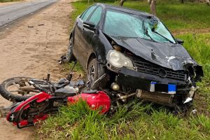 Colis&atilde;o entre uma motocicleta e um carro deixou um homem morto e uma mulher ferida na BR-423.