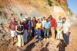 Prefeita Mirella em visita a obras de encostas em Olinda