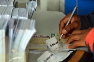 Loterias Caixa - Apostador preenchendo volante
