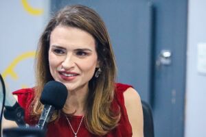Mar&iacute;lia Arraes durante sabatina.