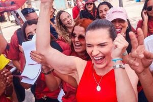 Mar&iacute;lia Arraes em ato com apoiadores.