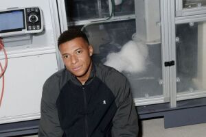 Mbapp&eacute; assina com a ON.