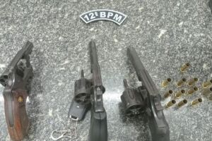 Armamento apreendido pela Pol&iacute;cia Militar durante ocorr&ecirc;ncia no bairro da Mustardinha, no Recife