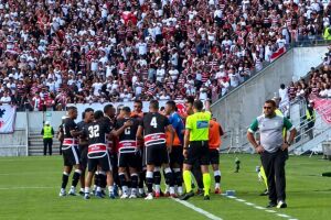Jogadores do Santa Cruz em comemora&ccedil;&atilde;o ap&oacute;s gol de Renato