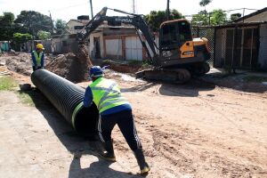 As obras de drenagem e cal&ccedil;amento em Pau Amarelo, no Paulista.
