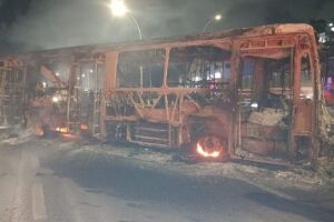 Um &ocirc;nibus foi incendiado durante um protesto na BR-101, na comunidade dos Milagres, no bairro do Ibura, Zona Sul do Recife. 