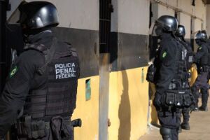 Opera&ccedil;&atilde;o policial em pres&iacute;dio.