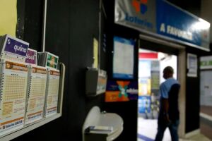 Painel com volantes de loterias em lot&eacute;rica