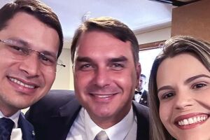Pastor J&uacute;nior T&eacute;rcio, Fl&aacute;vio Bolsonaro e Clarissa T&eacute;rcio.