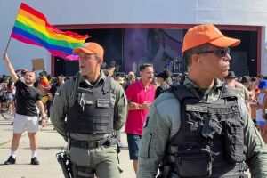 PMs em evento da Parada da Diversidade.