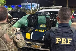 Agentes da Pol&iacute;cia Rodovi&aacute;ria Federal (PRF) em a&ccedil;&atilde;o policial contra ao tr&aacute;fico de drogas em Moreni, no Grande Recife.