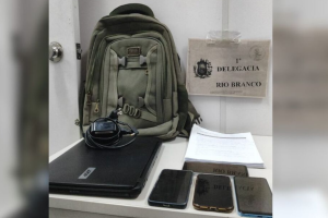 Material apreendido pela pol&iacute;cia 