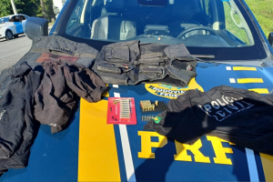 Muni&ccedil;&otilde;es, coletes bal&iacute;sticos e uniformes de pol&iacute;cia apreendidos pela PRF