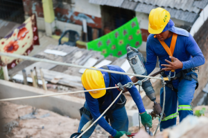 Obras de conten&ccedil;&atilde;o em encosta no bairro de &Aacute;guas Compridas, Olinda