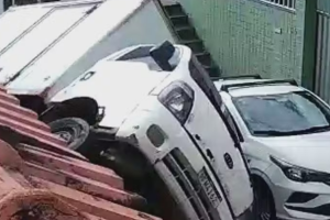Caminh&atilde;o tomba em ladeira na Zona Norte do Recife