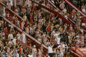 Torcida alvirrubra presente nos Aflitos.