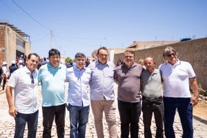 Eduardo da Fonte e apoiadores polit&iacute;cos em Sert&acirc;nia