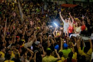 Lara Santana re&uacute;ne multid&atilde;o durante caminhada em Nossa Senhora do &Oacute;