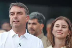 Avi&atilde;o com Fl&aacute;vio Bolsonaro segue para Miami ap&oacute;s passagem pelo Equador.