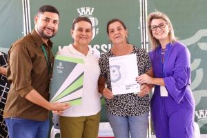Prefeita Elcione entrega t&iacute;tulos fundi&aacute;rios para moradores da Vila Saramandaia.