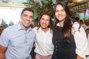 Vereador Felipe Nascimento, governadora reeleita Raquel Lyra e a prefeita de Olinda, Mirella Almeida.
