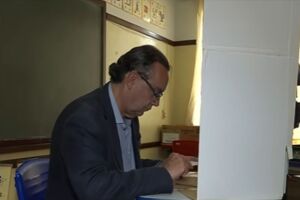 Augusto Cury votando. 