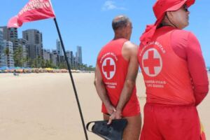 Bombeiros em praia.