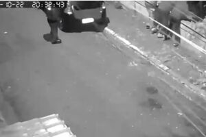 C&acirc;mera de seguran&ccedil;a flagrou grupo abandonando corpo