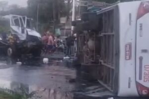 Caminh&atilde;o atinge &ocirc;nibus em Paulista.