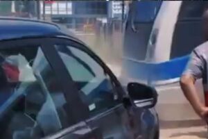 Carro &eacute; atingido por VLT em Jaboat&atilde;o.