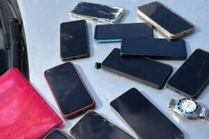 Celulares recuperados por PMs ap&oacute;s assalto.