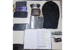 Material apreendido pela pol&iacute;cia durante pris&atilde;o aos tr&ecirc;s homens