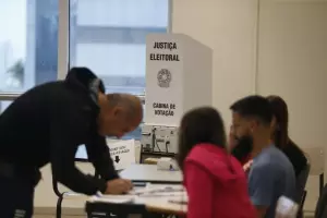 Eleitores em vota&ccedil;&atilde;o