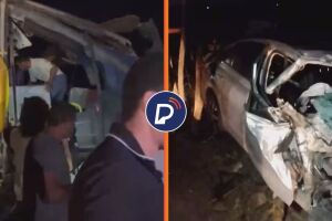 &Ocirc;nibus com universit&aacute;rios bate em carro e poste na PE-53, em Lagoa de Itaenga.
