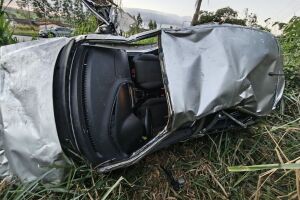 Motorista capota carro na BR-408, em Nazar&eacute; da Mata, e recusa teste do baf&ocirc;metro.