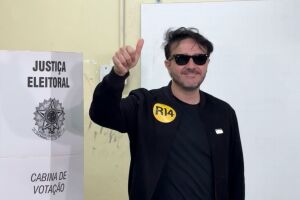 Candidato do Miss&atilde;o criticou o processo eleitoral e fez ataques a Fl&aacute;vio Bolsonaro ap&oacute;s registrar o voto: "&Eacute; muito triste que o pa&iacute;s vote em um cara completamente covarde, desqualificado".