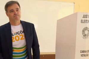 Andr&eacute; Mendon&ccedil;a vota no Distrito Federla e diz que eleitor deve ser o "protagonista" nas elei&ccedil;&otilde;es.