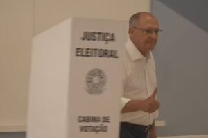 Alckmin vota em S&atilde;o Paulo e afirma que, com Lula, "salvou a democracia" ap&oacute;s tentativa de golpe.