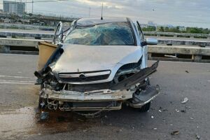 Recife: motorista morre ap&oacute;s carro colidir na traseira de caminh&atilde;o na BR-232, no Curado.