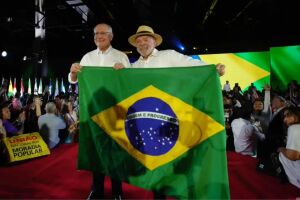 Fake News: TSE manda remover posts que afirmam que Lula jogou bandeira do Brasil no ch&atilde;o