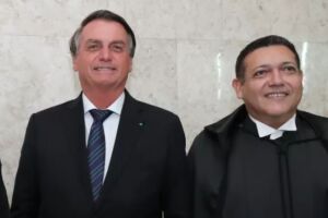 Nunes Marques avalia pedido que pode suspender condena&ccedil;&atilde;o e pris&atilde;o de Jair Bolsonaro.
