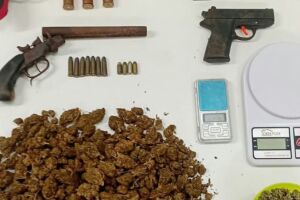 Jabot&atilde;o: Pol&iacute;cia Militar apreende drogas, armas e muni&ccedil;&otilde;es com dois irm&atilde;os em Piedade.