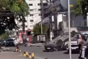Recife: carro capota ap&oacute;s colis&atilde;o com outro ve&iacute;culo no bairro de Candeias, em Jaboat&atilde;o.