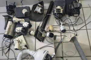Pol&iacute;cia Militar apreende 17 c&acirc;meras instaladas irregularmente em postes de Jaboat&atilde;o.