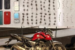 Pol&iacute;cia Militar apreende armas e drogas em Igarassu; policial fica ferido durante abordagem.