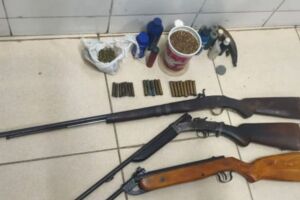 Pol&iacute;cia Militar apreende tr&ecirc;s armas, maconha e materiais para produ&ccedil;&atilde;o de muni&ccedil;&otilde;es em Cabrob&oacute;, no Sert&atilde;o.